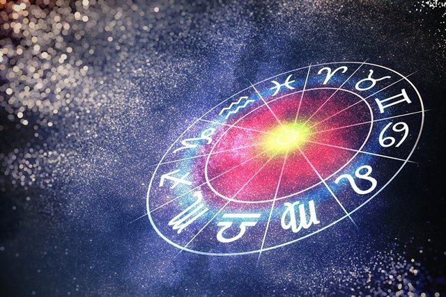 Астролог Павел Глоба составил астрологический прогноз на последний месяц осени