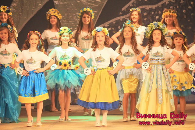 А 19 грациозных принцесс соревновались за звание «Мини Модель Винница 2015» в четырех категориях: 6-8, 9-11, 12-13 и 13-14 лет